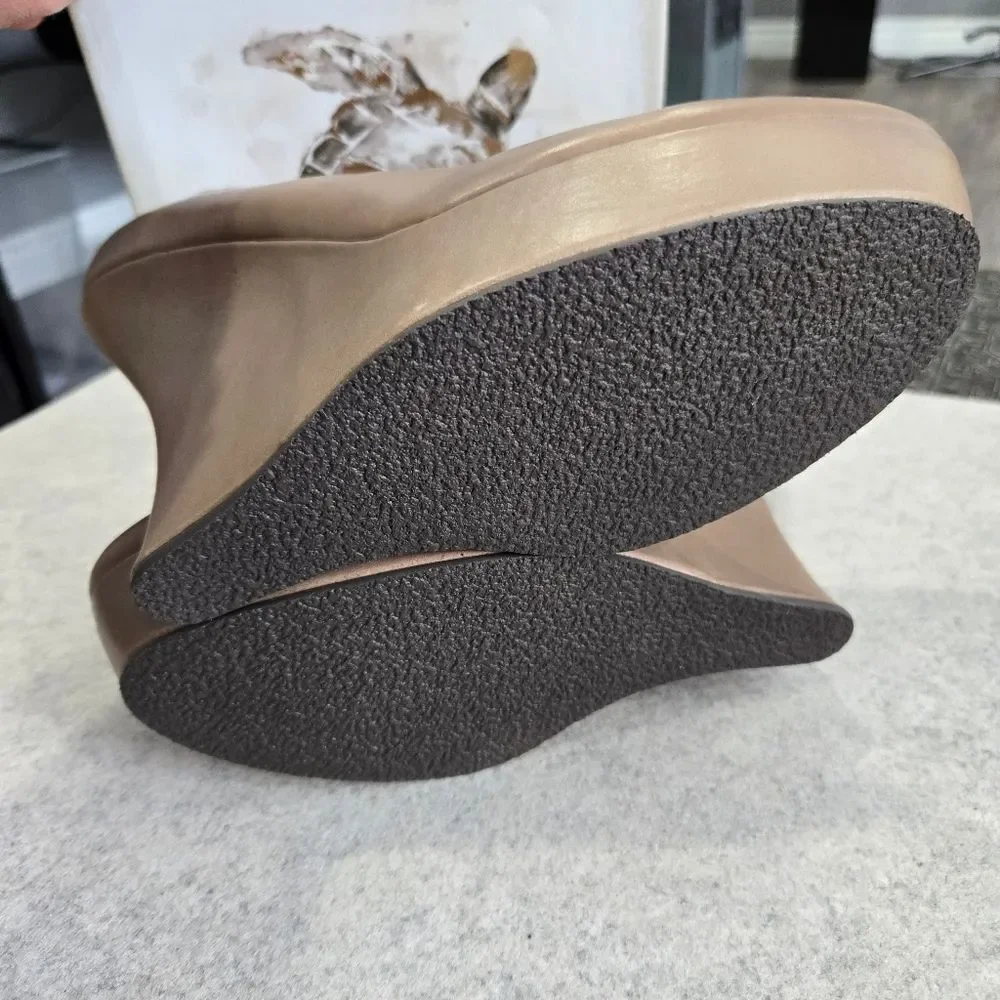 🐢 L.A.M.B. Women Novice Taupe High Wedge Slip On Size 9.5 Pumps